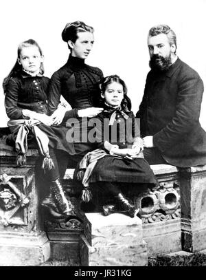 Bell mit seiner Frau Mabel und Töchter Elsie (links) und Marian (Daisy). Alexander Graham Bell (3. März 1847 - 2. August 1922) war ein US-amerikanischer Logopädin und Erfinder des Telefons. Bell gefolgt sein Vater und Großvater in der Logopädie-Beruf, aber auch studierte Schallwellen und die Mechanik der Rede. 1871 zog er in die USA, Professor für Physiologie der Vodal in Boston. Dort spielte er seine Experimente bei der Umwandlung von Schallwellen in elektrische Impulse für die Übertragung auf Drähte. Im Jahre 1876 er patentiert das Telefon und gründete, was b hat Stockfoto