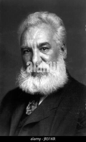 Alexander Graham Bell (3. März 1847 - 2. August 1922) war ein US-amerikanischer Logopädin und Erfinder des Telefons. Bell gefolgt sein Vater und Großvater in der Logopädie-Beruf, aber auch studierte Schallwellen und die Mechanik der Rede. 1871 zog er in die USA, Professor für Physiologie der Vodal in Boston. Dort spielte er seine Experimente bei der Umwandlung von Schallwellen in elektrische Impulse für die Übertragung auf Drähte. Im Jahr 1876 er patentiert das Telefon und gegründet, was das AT&T Unternehmen geworden ist. In späteren Jahren machte er viele Verbesserungen für die Stockfoto