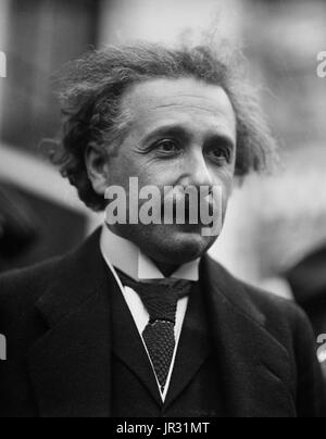 Albert Einstein (14. März 1879 - 18. April 1955) war ein deutschstämmiger theoretischer Physiker. Er entwickelte die allgemeine Relativitätstheorie, einer der beiden Säulen der modernen Physik. Er ist bekannt in der populären Kultur für seine Masse – Energie-Äquivalenz Formel E = mc2. Er erhielt 1921 den Nobelpreis für Physik "für seine Verdienste um die theoretische Physik und besonders für seine Entdeckung des Gesetzes des photoelektrischen Effekts". Er besuchte die USA, als Hitler 1933 an die Macht kam, und nicht zurück nach Deutschland mehr konnten. Er ließ sich in Amerika ein Staatsbürger im Jahr 1940. Er half alert Präsident Roosevelt Stockfoto