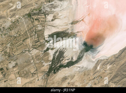 Lake Maharlu, einem Salzsee im südwestlichen Iran, fotografiert von einem Astronauten auf der internationalen Raumstation ISS auf am 13. Juni 2016. Maharlu ist ein wichtiger Lebensraum für Flamingos und andere Wasservögel, und es dient zur Salzgewinnung. Die rosa Farbe wird aus Rotalgen. Stockfoto