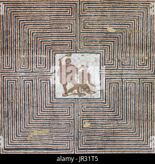 Detail des Theseus-Mosaik aus einer römischen Villa, Loigersfelder in der Nähe von Salzburg, Österreich. Nach der griechischen Mythologie, Ariadne, die Tochter des kretischen Königs Minos, verliebte sich in die jungen Theseus bei seiner aus Athen Ankunft, den Minotaurus zu töten. Das zentrale Bild des Mosaiks zeigt die Tötung des Minotaurus von Theseus. Die kretischen Labyrinth mit seinen verschlungenen Pfaden nimmt den größten Teil des Mosaiks. Theseus macht sicher seinen Weg aus dem Labyrinth mit Hilfe von den roten Faden, den Ariadne ihm gegeben hat. Stockfoto