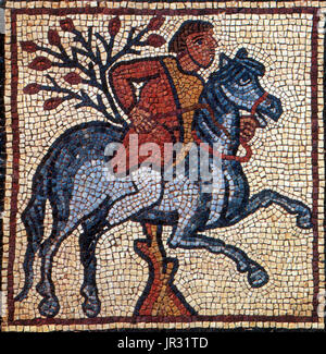 Byzantinische Mosaik, Pferd und Reiter. Theodorias (moderne Qasr Libyen) war eine byzantinische Stadt in der Cyrenaika, 539 von Kaiser Justinian gegründet und zu Ehren seiner Frau, die Kaiserin Theodora benannt. Die Geschichte von Qasr Libyen geht zurück auf die griechische Zeit (4. Jh. v. Chr.), als es Olbia hieß. Der Komplex enthält zwei Kirchen: die Ostkirche, entdeckt im Jahre 1957 und der westlichen Kirche, im Jahr 1964 entdeckte. Die Mosaiken wurden von der nahe gelegenen Kirche ausgegraben, nachdem sie von libyschen Arbeiter entdeckt wurden. Die Sammlung enthält 50 Platten, meist Tiere, Götter, Göttinnen, Nymphe Stockfoto