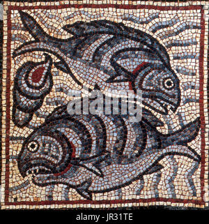 Byzantinische Mosaik, Fisch. Theodorias (moderne Qasr Libyen) war eine byzantinische Stadt in der Cyrenaika, 539 von Kaiser Justinian gegründet und zu Ehren seiner Frau, die Kaiserin Theodora benannt. Die Geschichte von Qasr Libyen geht zurück auf die griechische Zeit (4. Jh. v. Chr.), als es Olbia hieß. Der Komplex enthält zwei Kirchen: die Ostkirche, entdeckt im Jahre 1957 und der westlichen Kirche, im Jahr 1964 entdeckte. Die Mosaiken wurden von der nahe gelegenen Kirche ausgegraben, nachdem sie von libyschen Arbeiter entdeckt wurden. Die Sammlung enthält 50 Platten, meist Tiere, Götter, Göttinnen, Nymphen und famo Stockfoto