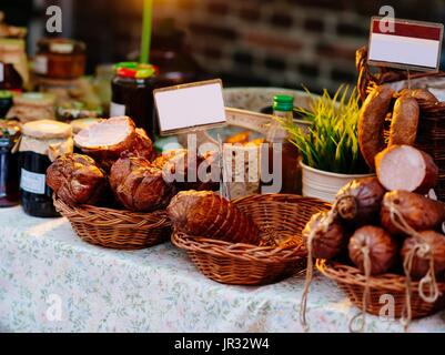 Traditionelle polnische geräucherter Schinken und Würste verkauft Na Weihnachtsmarkt Stockfoto