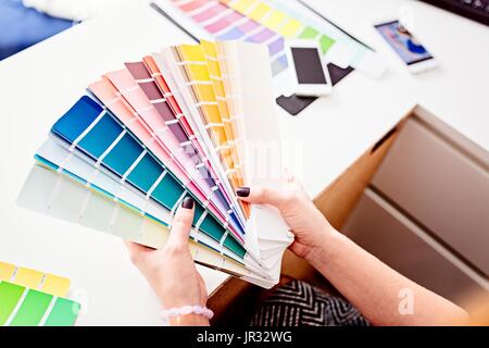 Frau Designer oder Architekten, die Farbe aus der Farbpalette auswählen Stockfoto