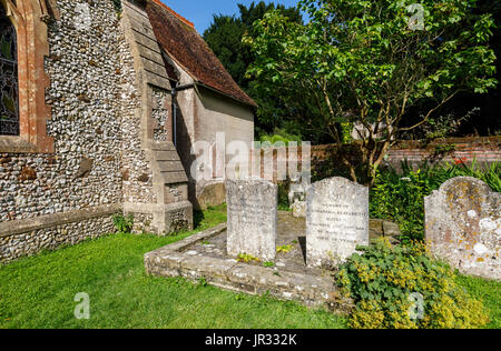 Grabsteine von Austens Mutter und Schwester Cassandra im Kirchhof von der Pfarrkirche St. Nikolaus, Chawton, Hampshire, Südengland, Großbritannien Stockfoto