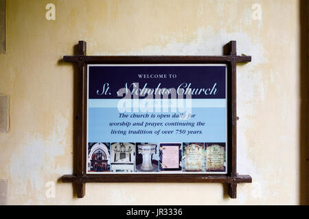 Willkommen Sie Schild am Eingang der Pfarrkirche St. Nikolaus, Chawton, Hampshire, Südengland, Großbritannien, Grabstätte von Austens Mutter und Schwester Stockfoto