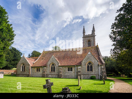 Kirchhof und außen von der Pfarrkirche St. Nikolaus, Chawton, Hampshire, Südengland, Großbritannien, Grabstätte von Austens Mutter und Schwester Stockfoto