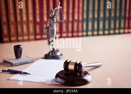 Court Judge Hammer, Themis - die Göttin der Gerechtigkeit und Gesetz Codes im Hintergrund. Anwaltskanzlei. Gesetz-Konzept. Stockfoto