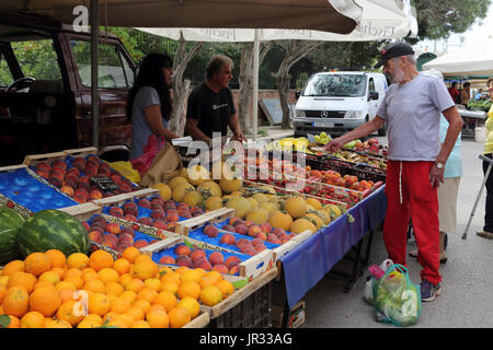 Vouliagmeni Griechenland Samstagsmarkt Man Obst kaufen Stockfoto