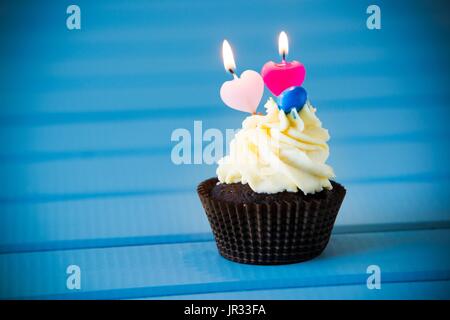 Geburtstagskuchen - Cupcake mit ein Herz geformt Kerzen für 2 - zweite Geburtstag oder Valentinstag. Stockfoto