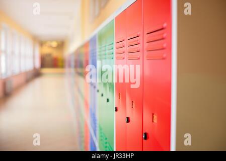 Bunte Metall Schließfächer auf dem Flur der Schule installiert. Stockfoto