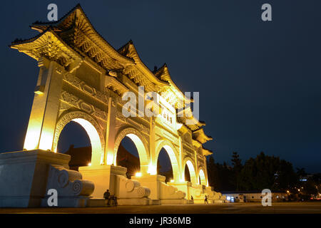 Nacht Blick auf das Tor der Integrität im Liberty Square in Taipeh, Taiwan. Der chinesische Text sagt: "Platz der Freiheit" Stockfoto