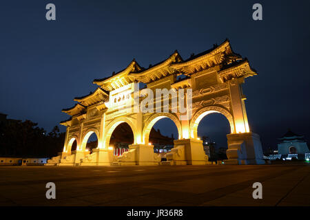 Liberty Square Tor der Integrität in der Nacht vor der Chiang Kai-shek Memorial Hall in Taipeh, Taiwan. Der chinesische Text sagt: "Platz der Freiheit" Stockfoto