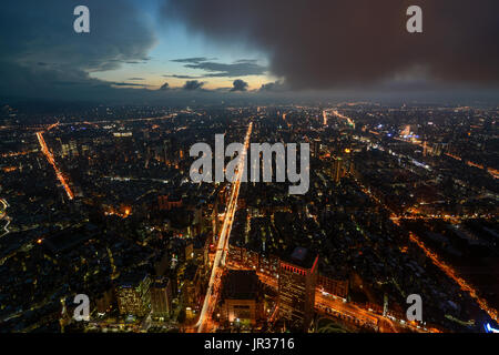 Moody Antenne Nacht der Lichter der Stadt in Taipei, Taiwan kurz nach Sonnenuntergang Stockfoto