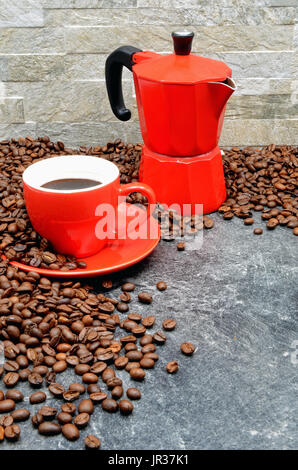 Kaffeetasse und Kaffee-Mühle Stockfoto