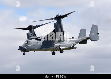 Bell Boeing V-22A Osprey 11-0061 der US Air Force fliegt auf einer Flugschau. Die Osprey ist ein Tiltrotor-VTOL-Flugzeug Stockfoto