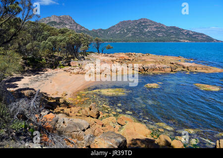 Coles Bay mit Blick auf die Gefahren und Freycinet National Park auf Ost-Küste von Tasmanien, Australien Stockfoto