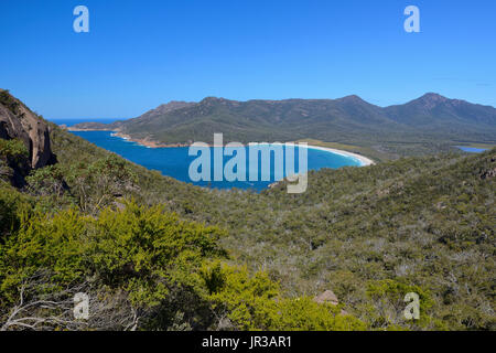 Wineglass Bay vom Aussichtspunkt am Mount Amos im Freycinet National Park im Osten Küste von Tasmanien, Australien Stockfoto