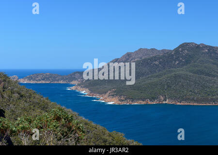 Wineglass Bay vom Aussichtspunkt am Mount Amos im Freycinet National Park im Osten Küste von Tasmanien, Australien Stockfoto