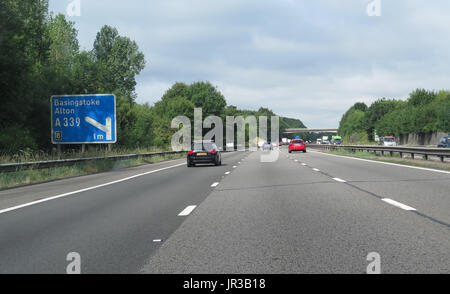 Verkehr auf der Autobahn M3, Hampshire, UK Stockfoto