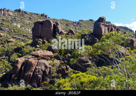 Zerklüftete Landschaft des Mount Amos aus Wineglass Bay im Freycinet National Park auf der Ost-Küste von Tasmanien, Australien Stockfoto