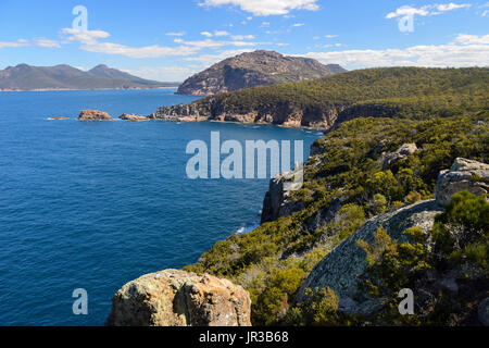 Kap-Tourville Blick auf Ferne Wineglass Bay im Freycinet National Park im Osten Küste von Tasmanien, Australien Stockfoto