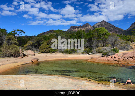 Schwimmer im Honeymoon Bay im Freycinet National Park im Osten Küste von Tasmanien, Australien Stockfoto