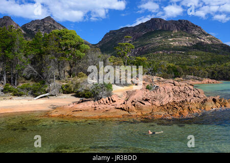 Schwimmer im Honeymoon Bay im Freycinet National Park im Osten Küste von Tasmanien, Australien Stockfoto