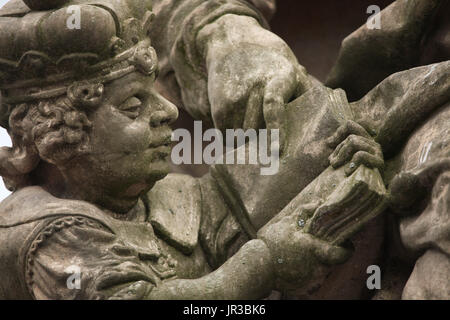 Junge St. Wenceslaus lernt lesen, die von seiner Großmutter St. Ludmila von Böhmen gelehrt. Detail der barocken Statue der Heiligen Ludmila und St. Wenzel auf der Karlsbrücke in Prag, Tschechische Republik. Die ursprüngliche Statue von 1720 geschnitzt in der Werkstatt des österreichisch-böhmischen Barock-Bildhauer Matthias Bernhard Braun wurde am Anfang des 21. Jahrhunderts durch eine Kopie ersetzt. Stockfoto