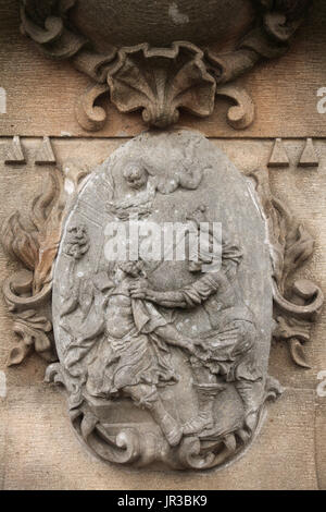 Ermordung des Heiligen Wenzel. Relief auf dem Sockel der barocken Statue der Heiligen Ludmila und St. Wenzel auf der Karlsbrücke in Prag, Tschechische Republik. Das Original aus dem Jahre 1720 geschnitzt in der Werkstatt des österreichisch-böhmischen Barock-Bildhauer Matthias Bernhard Braun wurde am Anfang des 21. Jahrhunderts durch eine Kopie ersetzt. Stockfoto