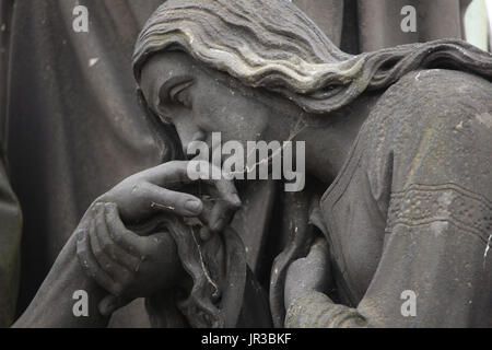 Cobweb auf die Statue des St. Mary Magdalene küssen die linke Hand des toten Christus. Detail der Statuengruppe Pieta des Deutsch-Tschechischen klassizistischen Bildhauers Emanuel Max (1859) auf der Karlsbrücke in Prag, Tschechische Republik.
