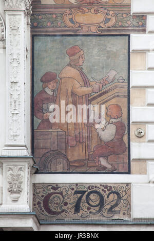 Renaissance Kaufmann Konten in die Wandmalerei nach Entwurf von tschechischer Maler Mikoláš Aleš auf die Wiehl Haus (Wiehlův Dům) in Wenzelsplatz in Prag, Tschechische Republik dargestellt. Das Gebäude, entworfen von tschechischen Architekten Antonín Wiehl 1894-1896 erbaut wurde. Die Wandmalereien wurden von Ladislav Novák und Arnošt Hofbauer mit Hilfe von František Urban und Vilém Trsek gemalt. Ein Händler-Assistent und ein Junge hält ein Spielzeug Schiff sind auch im Wandbild dargestellt. Stockfoto