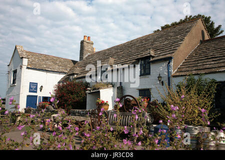 Platz und Kompass Pub, Wert Matravers, Dorset, England, UK, vor der Öffnungszeit Stockfoto