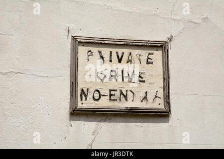 Peeling-Private fahren No Entry-Schild an Wand Stockfoto