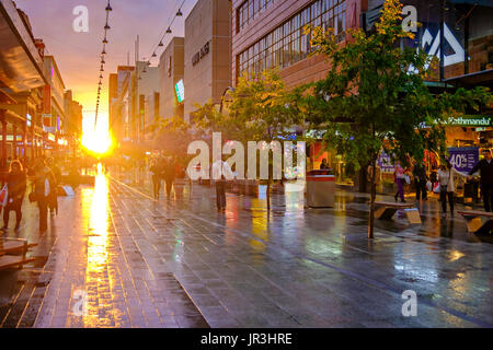 Adelaide, Australien - 30. September 2016: Menschen zu Fuß entlang der Rundle Mall in Adelaide CBD bei Sonnenuntergang, Anzeigen in Richtung Westen. Rundle Mall ist der pre Stockfoto