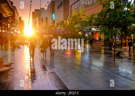 Adelaide, Australien - 30. September 2016: Menschen zu Fuß entlang der Rundle Mall in Adelaide CBD bei Sonnenuntergang, Anzeigen in Richtung Westen. Rundle Mall ist der pre Stockfoto