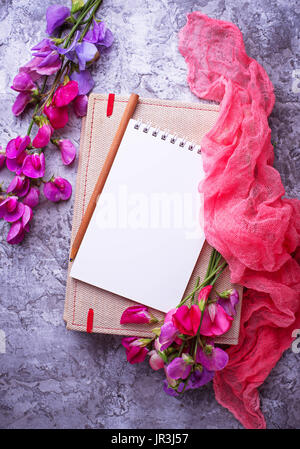 Offene leere Arbeitsmappe und Blumen. Ansicht von oben Platz für text Stockfoto
