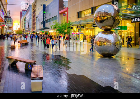 Adelaide, Australien - 30. September 2016: Menschen zu Fuß entlang der Rundle Mall in Adelaide CBD bei Sonnenuntergang, Anzeigen in Richtung Westen. Rundle Mall ist der pre Stockfoto