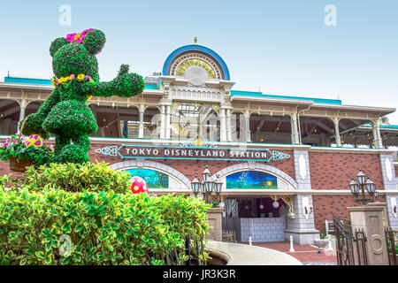 CHIBA, JAPAN: Baum formgehölze Minnie Mouse Form an der Tokyo Disneyland Monorail Bahnhof, Urayasu, Chiba, Japan Stockfoto