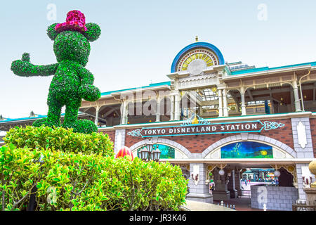 CHIBA, JAPAN: Baum formgehölze Mickey Mouse Form an der Tokyo Disneyland Monorail Station, Urayasu, Chiba, Japan Stockfoto