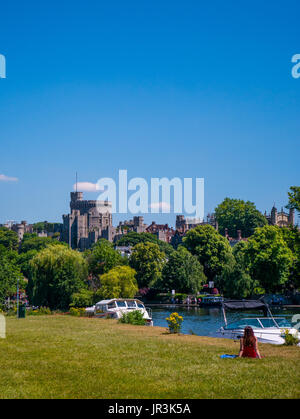 Themse, South Meadow, Themse Path mit Windsor Castle im Hintergrund, Windsor, Berkshire, England, Großbritannien, GB. Stockfoto