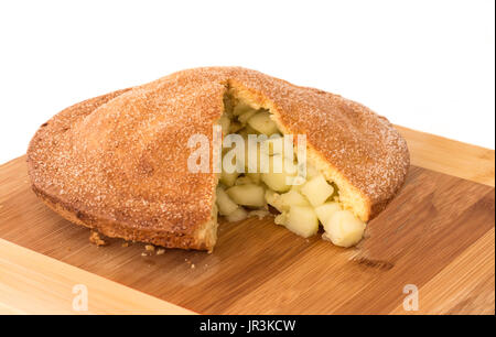 Frisch gebackenen Apfelkuchen mit Schicht entfernt aussetzen Obst auf Holz Schneidebrett Stockfoto