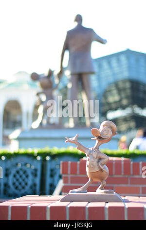 CHIBA, JAPAN: Donald Duck Figur Statue im Tokyo Disney Resort, Urayasu, Japan eingerichtet Stockfoto