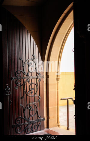 Offene Kirche aus Holz Tür in Sandstein arch eingestellt Stockfoto