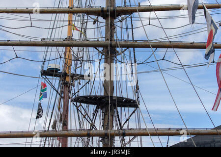 Die Sail Training Ship TS Pelikan von London, neben im Albert Dock, Liverpool. Stockfoto