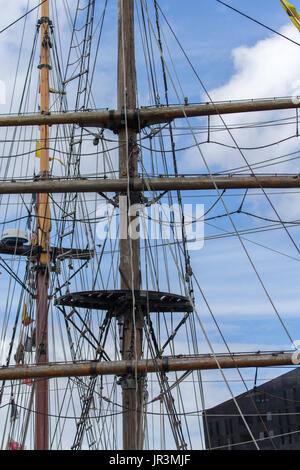 Die Sail Training Ship TS Pelikan von London, neben im Albert Dock, Liverpool. Stockfoto