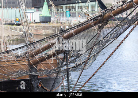 Die Sail Training Ship TS Pelikan von London, neben im Albert Dock, Liverpool. Stockfoto