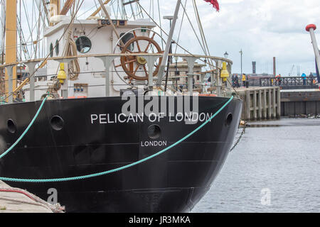 Die Sail Training Ship TS Pelikan von London, neben im Albert Dock, Liverpool. Stockfoto