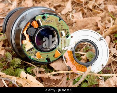 6. Februar 2017. Meine Olympus 12-40 F2. 8 Objektiv mit Kamera herunterfallen von Brücke zu Steinen im Fluss. Der Berg brach Elektronik im Objektivgehäuse und de Stockfoto